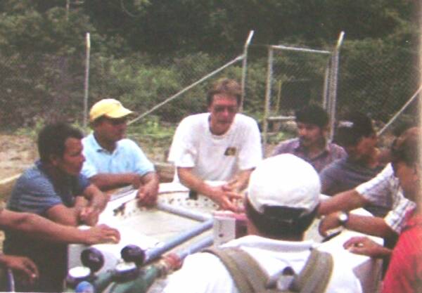 Los consejales y el Alcalde en la captación del agua para CurarayPeter May 